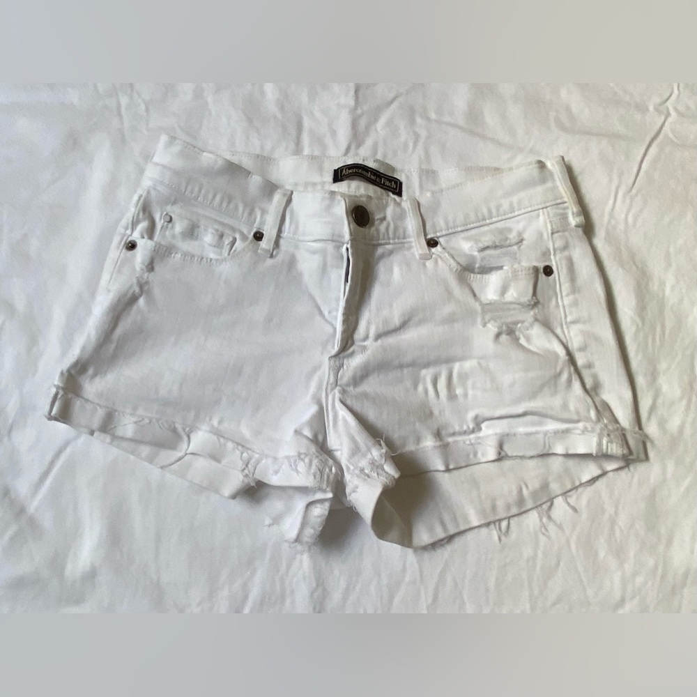 ABERCROMBIE & FITCH • White Denim • Previously loved • 25